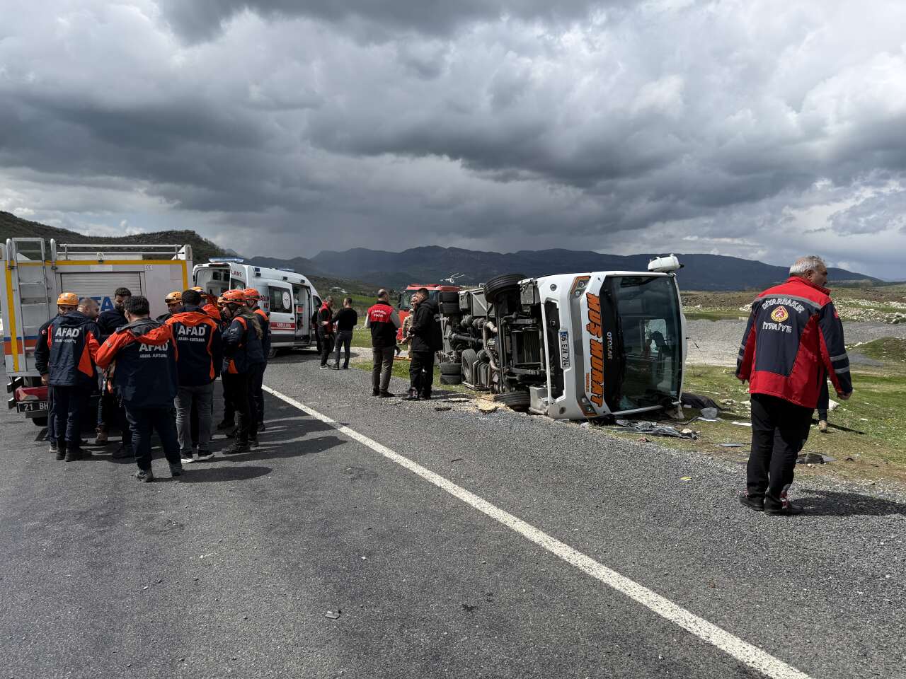 Yolcu otobüsü devrildi! Ölü ve çok sayıda yaralı var 2